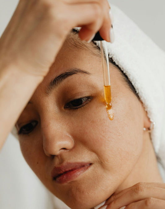 oleo hidrata a pele. A imagem mostra uma mulher aplicando oleo no rosto